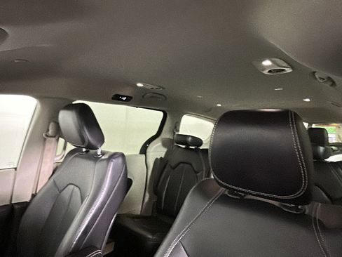 Used 2024 Chrysler Pacifica Touring-L FWD image 11