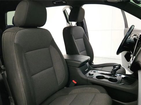 Used 2022 Chevrolet Traverse LT image 40