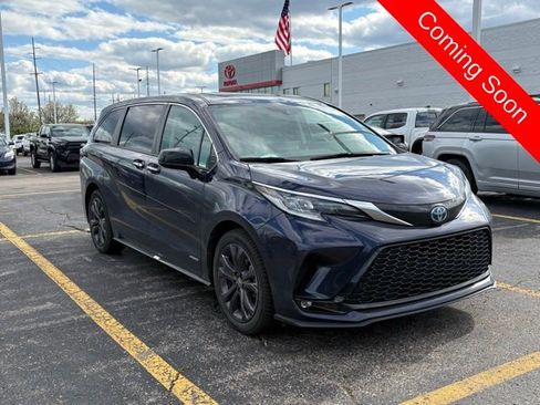 Used 2021 Toyota Sienna XSE FWD image 1