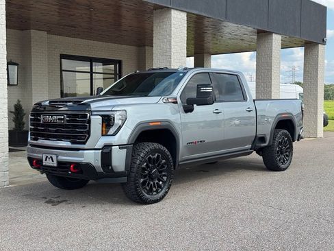 Used 2025 GMC Sierra 2500 AT4 w/ AT4 Premium Plus Package AWD/4WD image 3