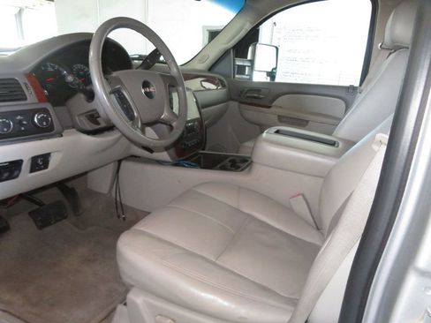 Used 2010 GMC Yukon XL SLT w/ SLT-2 Equipment Package image 21