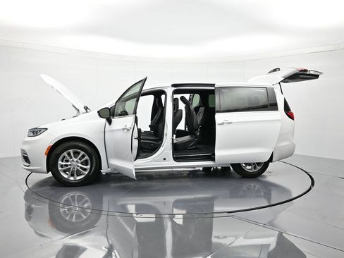 New 2026 Chrysler Pacifica Select image 45