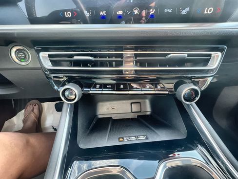 Used 2025 Chevrolet Traverse LT image 18