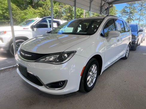 Used 2020 Chrysler Pacifica Touring-L image 2