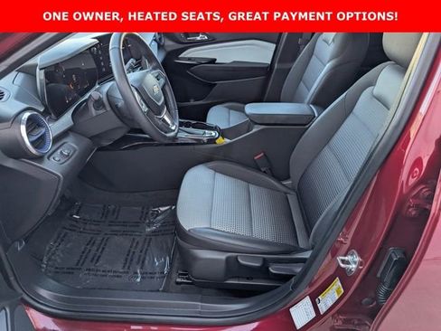 Used 2025 Chevrolet Trax LT w/ LT Convenience Package image 2