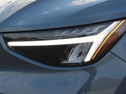 Used 2023 Volvo XC40 B5 Plus image 59