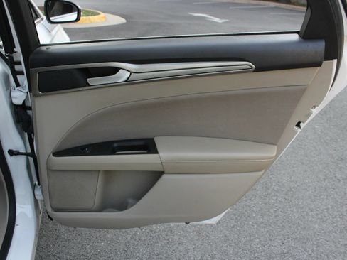 Used 2018 Ford Fusion SE FWD image 22