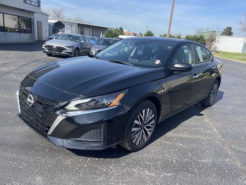 Used 2024 Nissan Altima 2.5 SV image 2