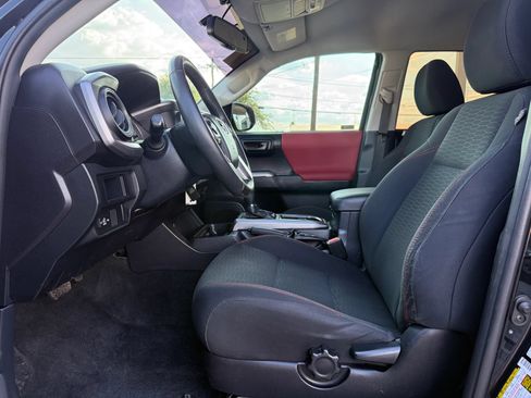 Used 2017 Toyota Tacoma SR5 AWD/4WD image 9