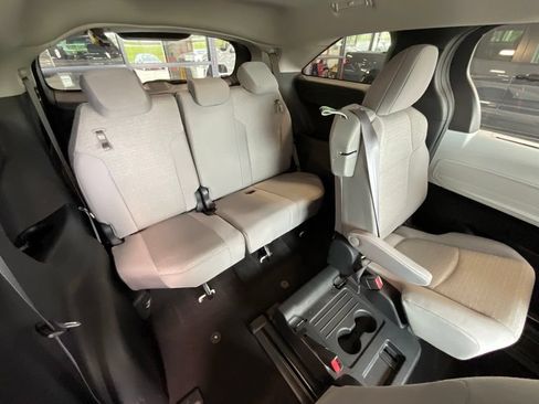 Certified 2025 Toyota Sienna LE FWD image 20