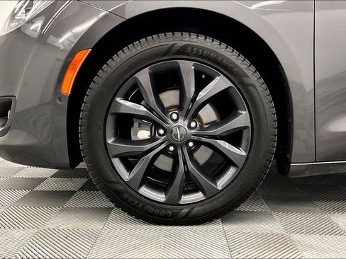 Used 2018 Chrysler Pacifica Limited w/ Advanced Safetytec Group FWD image 10