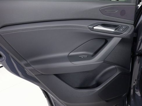 Used 2025 Audi Q6 e-tron Premium image 37