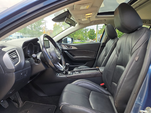 Used 2018 MAZDA MAZDA3 Touring FWD image 2
