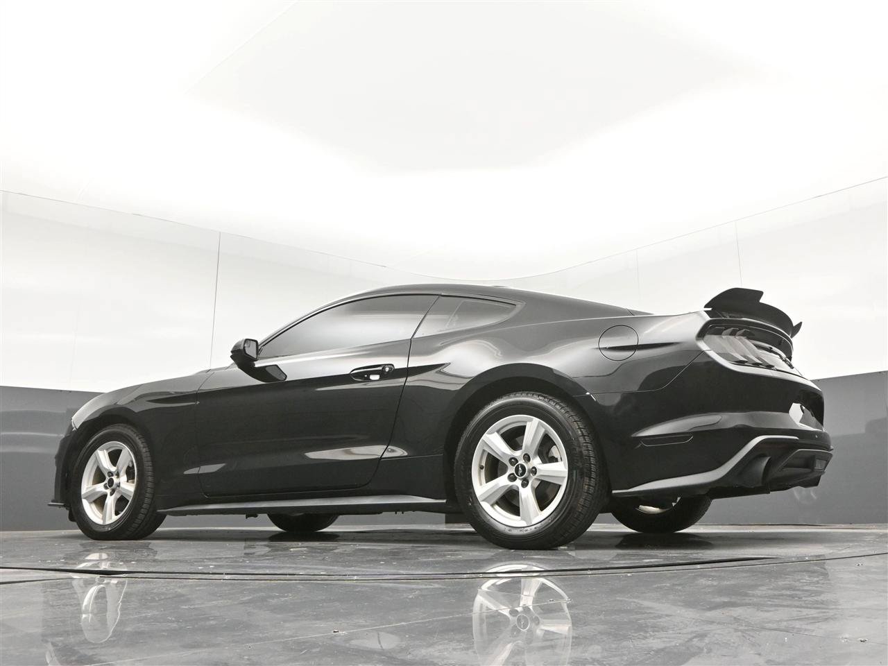 Used 2018 Ford Mustang Coupe RWD image 33