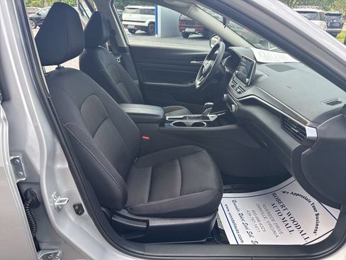 Used 2024 Nissan Altima 2.5 SV FWD image 13