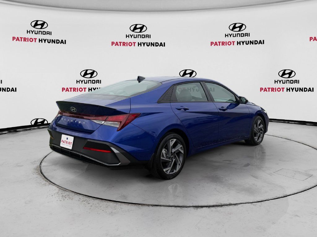 Used 2025 Hyundai Elantra Sport FWD image 3