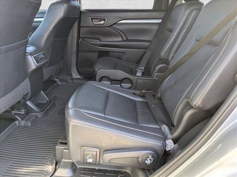 Used 2019 Toyota Highlander XLE image 18