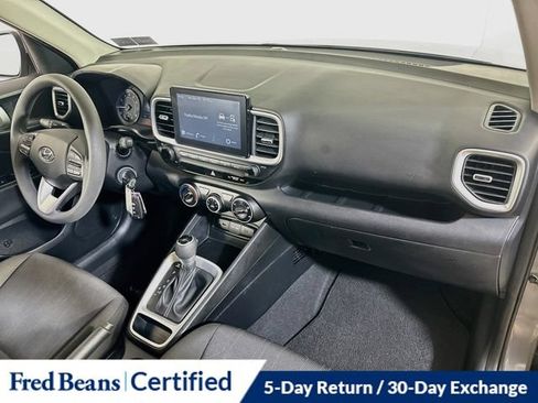 Used 2022 Hyundai Venue SE FWD image 12