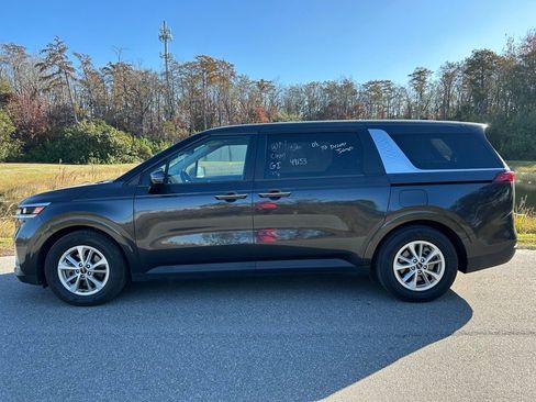 Used 2024 Kia Carnival LX image 2