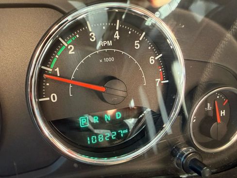 Used 2016 Jeep Wrangler Unlimited Rubicon w/ Connectivity Group AWD/4WD image 17