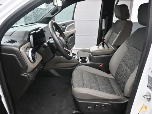 Used 2024 Chevrolet Colorado ZR2 w/ Technology Package AWD/4WD image 5