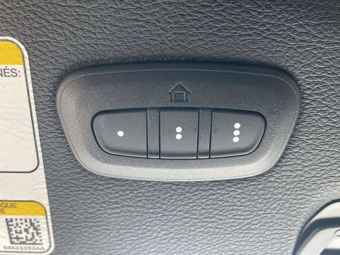 Used 2025 Jeep Gladiator Rubicon w/ Convenience Group AWD/4WD image 28