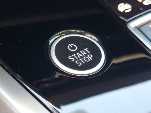 Used 2025 Audi Q4 e-tron Premium image 31