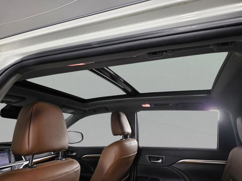 Used 2019 Toyota Highlander Limited image 17