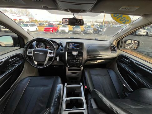 Used 2016 Chrysler Town & Country Touring image 13