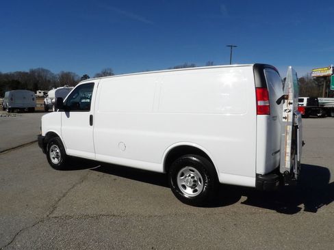 Used 2022 Chevrolet Express 3500 w/ Driver Convenience Package image 4