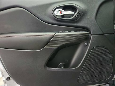 Used 2016 Jeep Cherokee Trailhawk w/ Comfort/Convenience Group AWD/4WD image 27