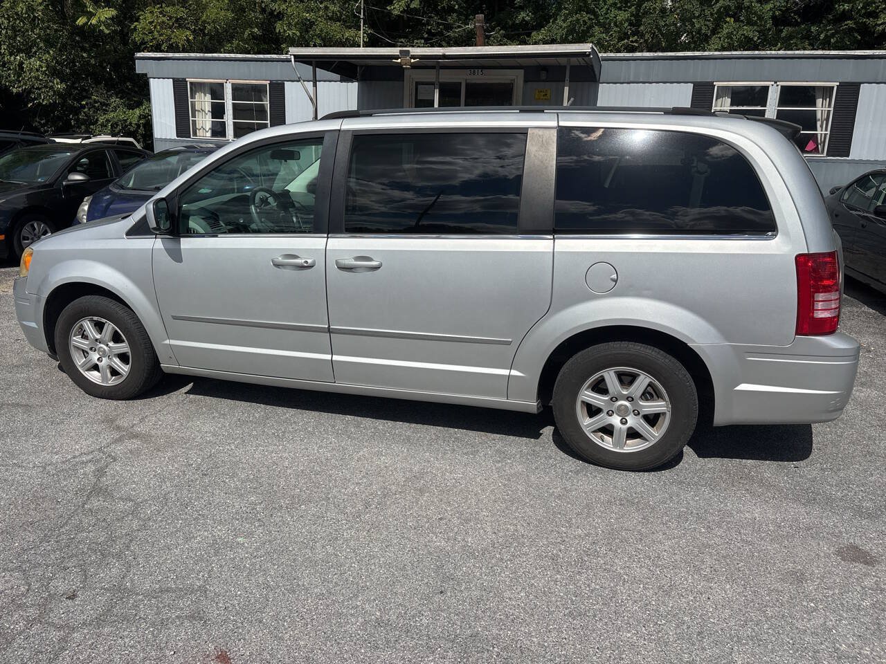 Used 2010 Chrysler Town & Country Touring FWD image 16