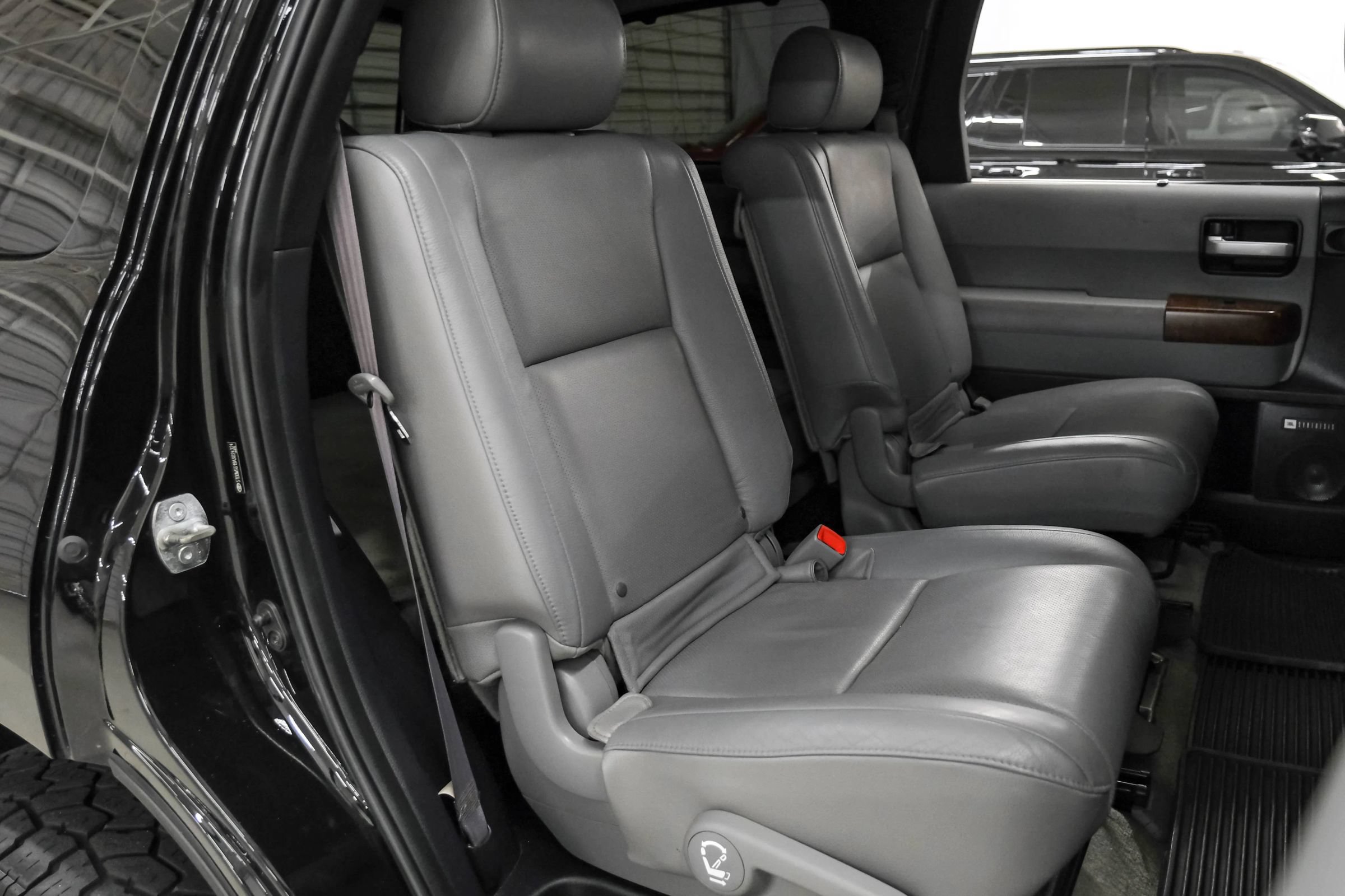 Used 2010 Toyota Sequoia Platinum AWD/4WD image 24