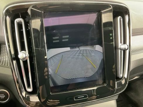 Certified 2023 Volvo XC40 B5 Ultimate w/ Protection Package Premier image 11