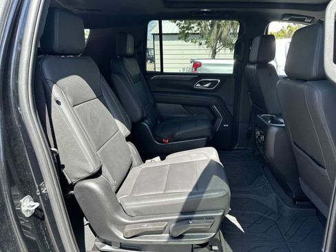 Certified 2024 Chevrolet Suburban Z71 w/ Luxury Package AWD/4WD image 19