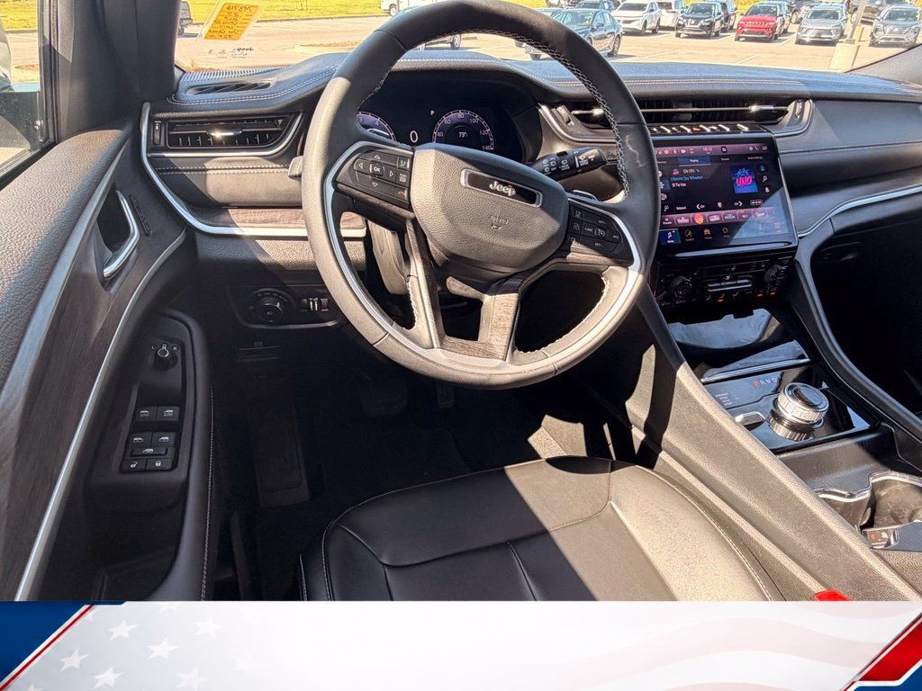 Used 2025 Jeep Grand Cherokee L Limited w/ Black Appearance Package AWD/4WD image 12