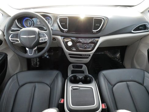 Used 2024 Chrysler Pacifica Touring-L image 10