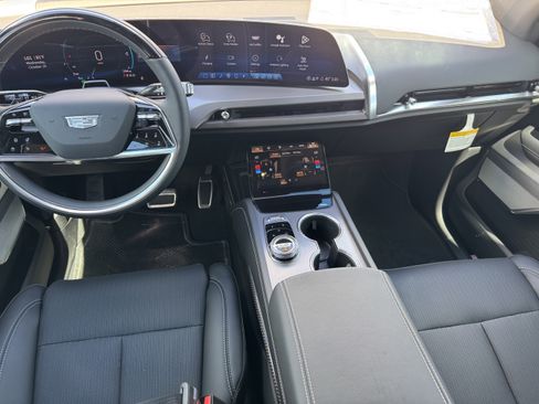 New 2026 Cadillac Vistiq Sport w/ LPO, Floor Liner Package AWD/4WD image 16