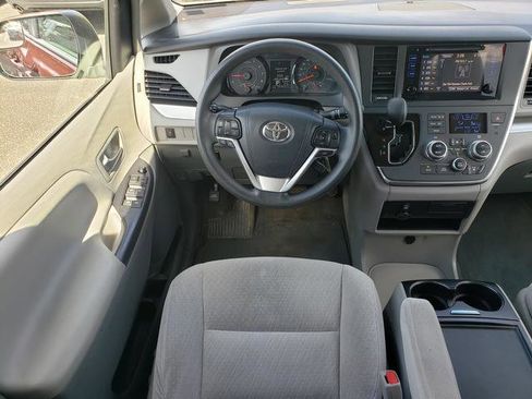 Used 2016 Toyota Sienna LE FWD image 16