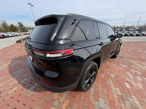 Used 2023 Jeep Grand Cherokee Limited w/ Luxury Tech Group II image 35