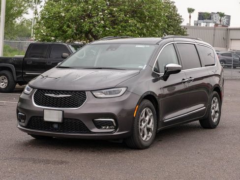 Used 2023 Chrysler Pacifica Limited FWD image 3