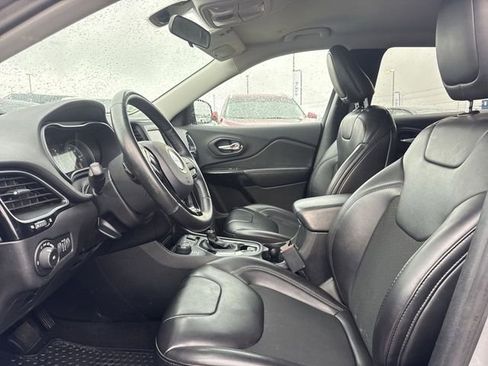 Used 2019 Jeep Cherokee Latitude Plus AWD/4WD image 11