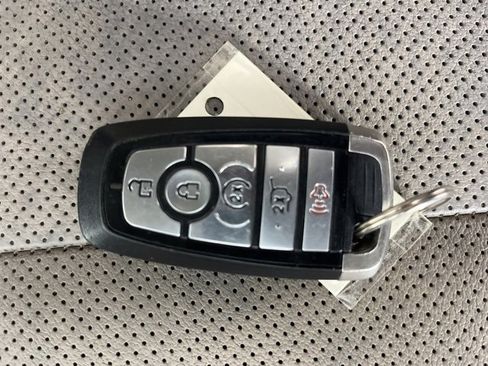 Used 2020 Ford Escape Titanium image 17