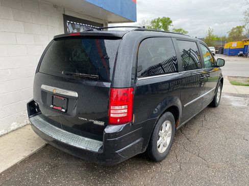Used 2009 Chrysler Town & Country Touring FWD image 8