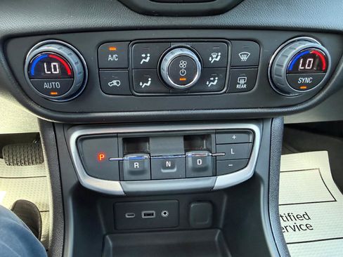 Used 2024 GMC Terrain SLE w/ Driver Convenience Package FWD image 21