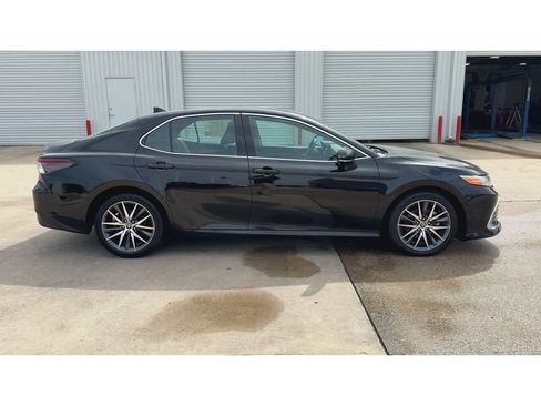 Used 2022 Toyota Camry XLE image 9