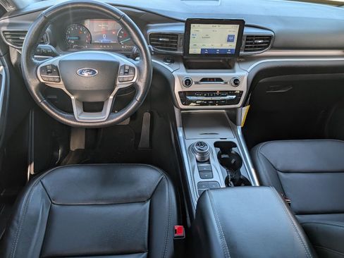 Used 2022 Ford Explorer XLT w/ Equipment Group 202A image 7