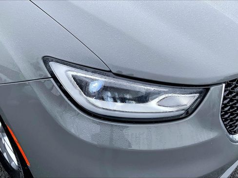 Used 2023 Chrysler Pacifica Touring-L image 23