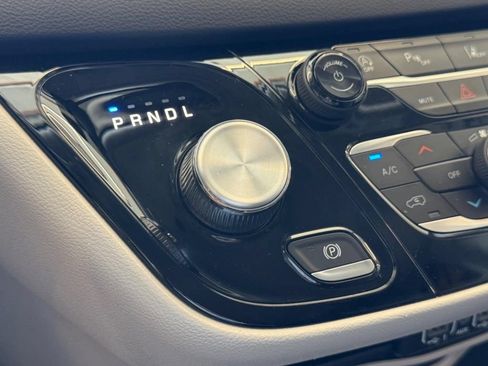 Used 2023 Chrysler Pacifica Touring-L FWD image 23