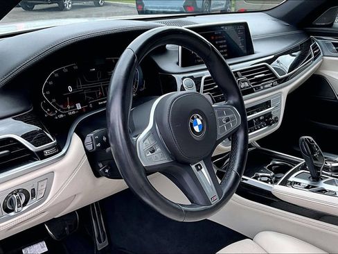 Used 2022 BMW 750i xDrive w/ Executive Package AWD/4WD image 9